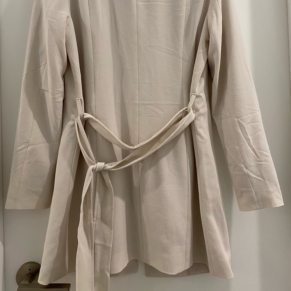 😁 trendy off white blazer with strap (BRAND NEW) - Picture 2 of 6